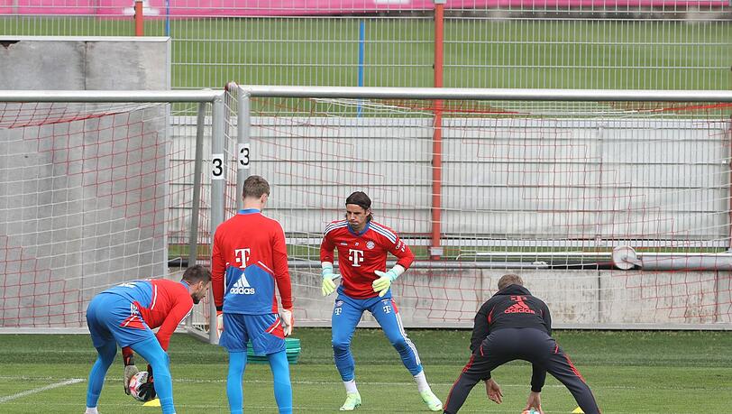 Yann Sommer, Torwart-Trainer Michael Rechner und Sven Ulreich trainieren.