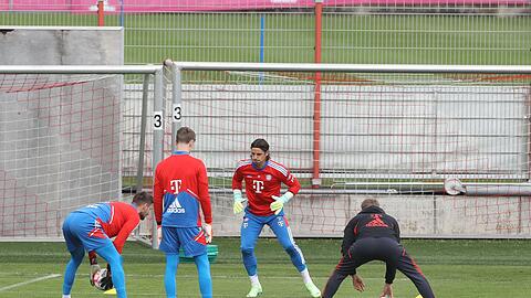 Yann Sommer, Torwart-Trainer Michael Rechner und Sven Ulreich trainieren.