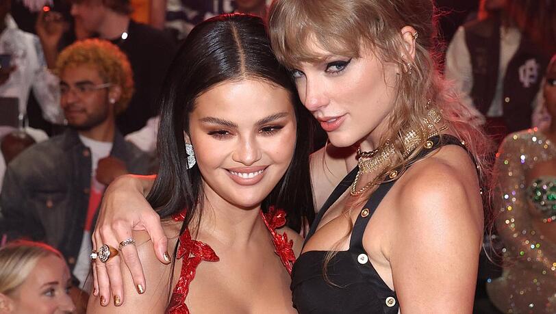 Selena Gomez (li.) und Taylor Swift strahlten bei den MTV VMAs in New Jersey.