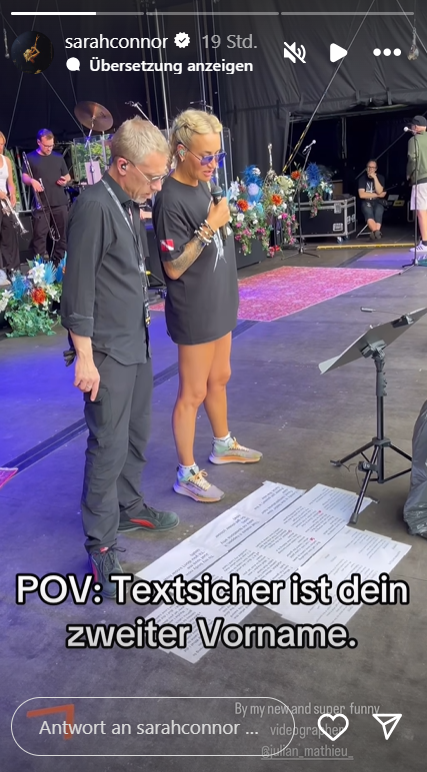 Für ein Konzert geht Sarah Connor auf Nummer sicher – und klebt sich den ausgedruckten Songtext eines Liedes auf die Bühne. Für ein Konzert geht Sarah Connor auf Nummer sicher – und klebt sich den ausgedruckten Songtext eines Liedes auf die Bühne.