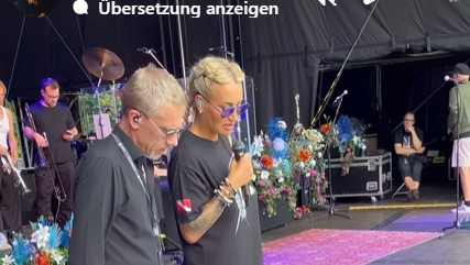 Für ein Konzert geht Sarah Connor auf Nummer sicher – und klebt sich den ausgedruckten Songtext eines Liedes auf die Bühne. Für ein Konzert geht Sarah Connor auf Nummer sicher – und klebt sich den ausgedruckten Songtext eines Liedes auf die Bühne.