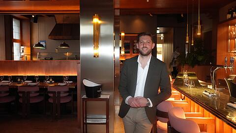 Raffaele Colonna in seinem gerade erst er&ouml;ffneten Restaurant Casele. Links hinten war einst die hei&szlig;e Theke der Metzgerei Schlagbauer. Heute werden dort Antipasti vorbereitet.