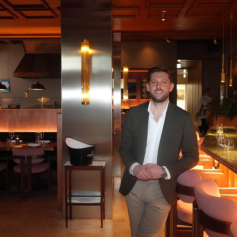 Raffaele Colonna in seinem gerade erst er&ouml;ffneten Restaurant Casele. Links hinten war einst die hei&szlig;e Theke der Metzgerei Schlagbauer. Heute werden dort Antipasti vorbereitet.