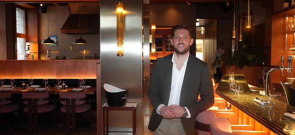 Raffaele Colonna in seinem gerade erst er&ouml;ffneten Restaurant Casele. Links hinten war einst die hei&szlig;e Theke der Metzgerei Schlagbauer. Heute werden dort Antipasti vorbereitet.