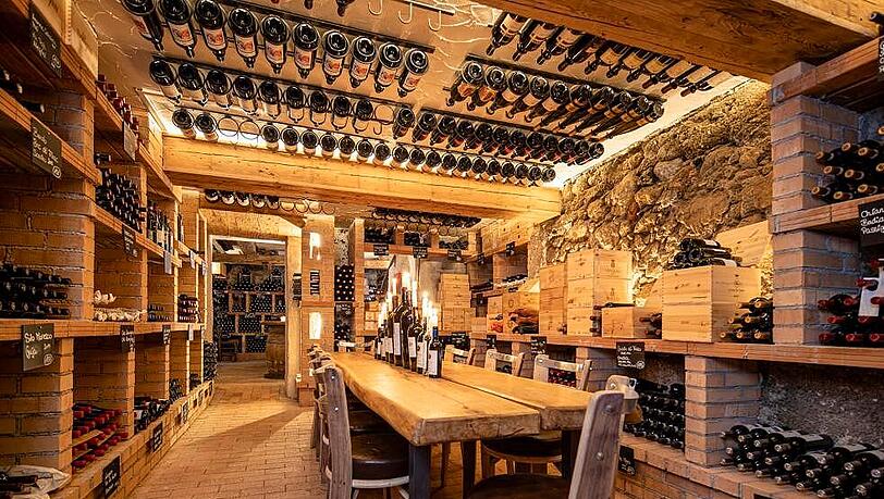 Rund 1100 Weine lagern im historischen Weinkeller.
