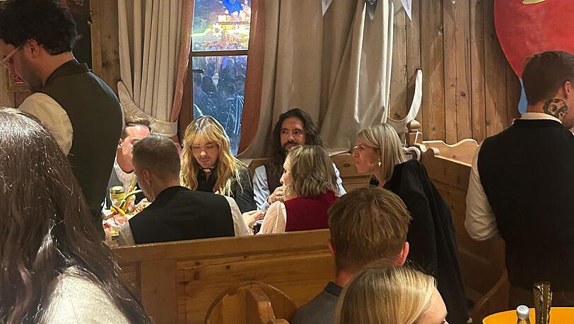 Dieses Jahr feierten die Kaulitz-Zwillinge in Kuflers Weinzelt – sogar mit ihrer eigenen Tequila-Marke "KAA DOS". Dieses Jahr feierten die Kaulitz-Zwillinge in Kuflers Weinzelt – sogar mit ihrer eigenen Tequila-Marke "KAA DOS".
