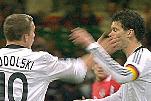 Doch das war nicht das erste Mal, dass Podolski sein Temperament nicht unter Kontrolle hatte. Im WM-Quali-Spiel gegen Wales 2009 gab es eine Watschn für Kapitän Ballack. Doch mit den kleinen Aussetzern ist der Ex-Bayer in der Welt des Sports nicht alleine ...