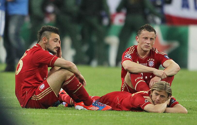 Ratlosigkeit, Enttäuschung, Trauer: Die Bayern-Stars sitzen wie erschlagen auf dem Feld. Ihr Traum: zerplatzt.