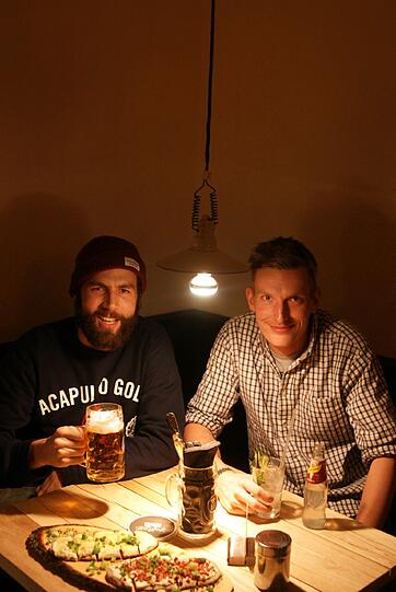 Bier, Drinks, Rahmfleckerl: So stellen Marco Reger und Philipp Hanrieder (r.) sich das vor in ihrer &bdquo;Spezlwirtschaft&ldquo;.