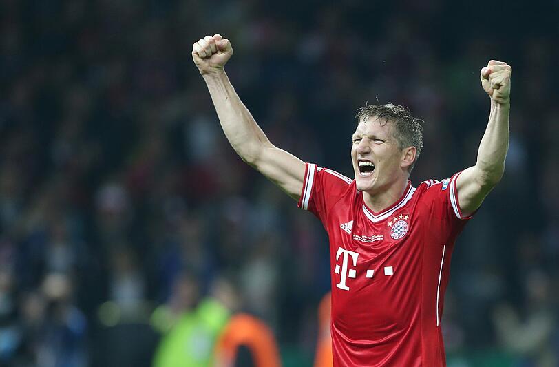 Bastian Schweinsteiger ist Fußballer des Jahres und darf es auch bleiben - das entschieden der "Kicker" und der Verband Deutscher Sportjournalisten (VDS). Erst hatte es Verwirrung gegeben, dass die Wahl nicht korrekt gelaufen sei. Jetzt gab es Entwarnung.