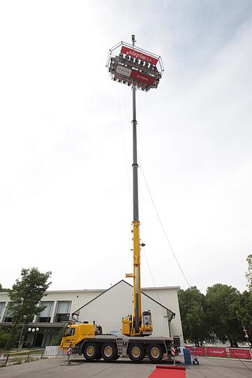 Ein Kran hievt die Hochzeitsgesellschaft in die Höhe.