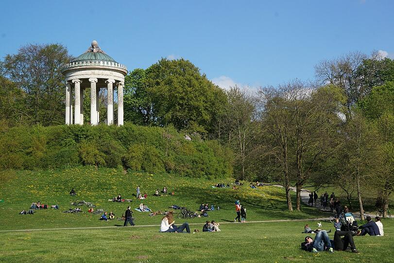 Ostern 2014 in München: AZ-Fotograf Daniel von Loeper hat am Wochenende die Biergärten, die Isar, den Tierpark und den Englischen Garten besucht und tolle Fotos gemacht. So schön war das Osterwochenende...