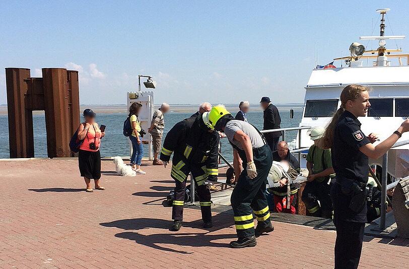 Das Fährschiff «Adler-Express» liegt am 04.06.2014 nach einer Kollision im Hafen der nordfriesischen Insel Amrum (Schleswig-Holstein). Das Fährschiff der Reederei Adler-Schiffe rammte beim Anlegen mit dem Bug den Anleger. Dabei wurden mehrere Menschen leicht verletzt. Foto: Sebastian Engel
