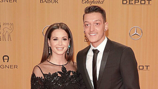 Mesut Özil und Mandy Capristo erschienen am 12. November als Paar bei der "Bambi"-Verleihung 2015 in Berlin. Mesut Özil und Mandy Capristo erschienen am 12. November als Paar bei der "Bambi"-Verleihung 2015 in Berlin.