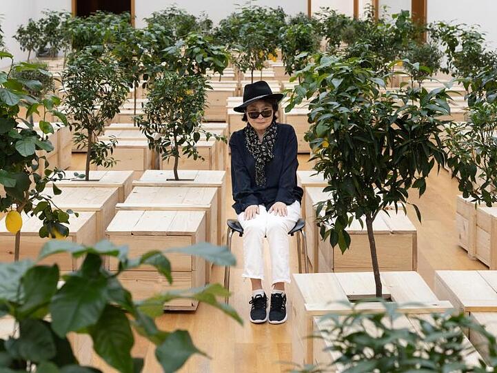 Die Künstlerin Yoko Ono besucht ihre Ausstellung "Peace is Power" in Leipzig.