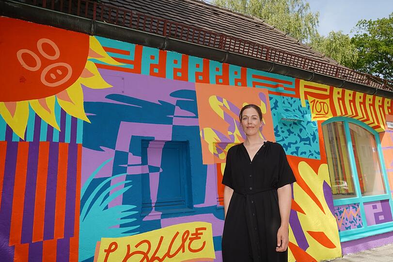 Miriam Ganser hat mit vielen Farben gearbeitet. Ihr Werk sieht fröhlich aus. "Musterhaus" ist aber auch politisch, so die Künstlerin: "Wir als Gruppe wollen, dass Leerstand aufhört und wir Buntes haben im Viertel."