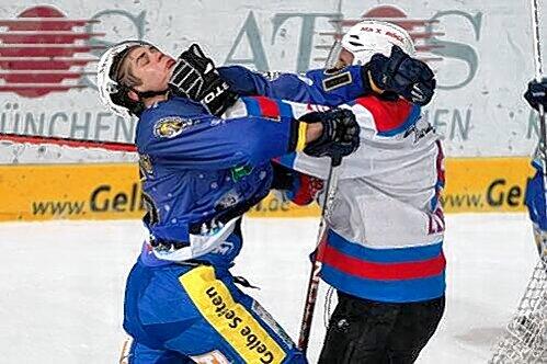 Martin "Martl" Buchwieser (l.) liefert sich eine zünftige Schlägerei mit Nürnbergs Robert Leask.