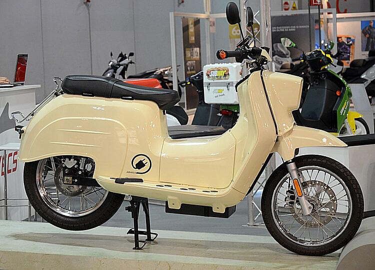 (N)ostalgie-Design, moderner Antrieb: Die neue Elektro-Schwalbe von Govecs.
