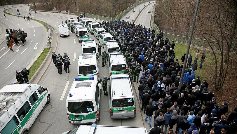 Bengalos, Chinaböller, Flaschenwürfe: FC Bayern II gegen TSV 1860 II: Die Bilder von Aufmarsch der Fans. 1000 Polizei-Beamte sind im Einsatz. Bengalos, Chinaböller, Flaschenwürfe: FC Bayern II gegen TSV 1860 II: Die Bilder von Aufmarsch der Fans. 1000 Polizei-Beamte sind im Einsatz.