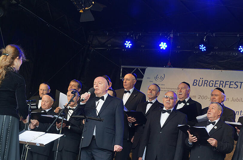 Eröffnete das Bürgerfest auf dem Jakobsplatz: der Druschba-Chor.