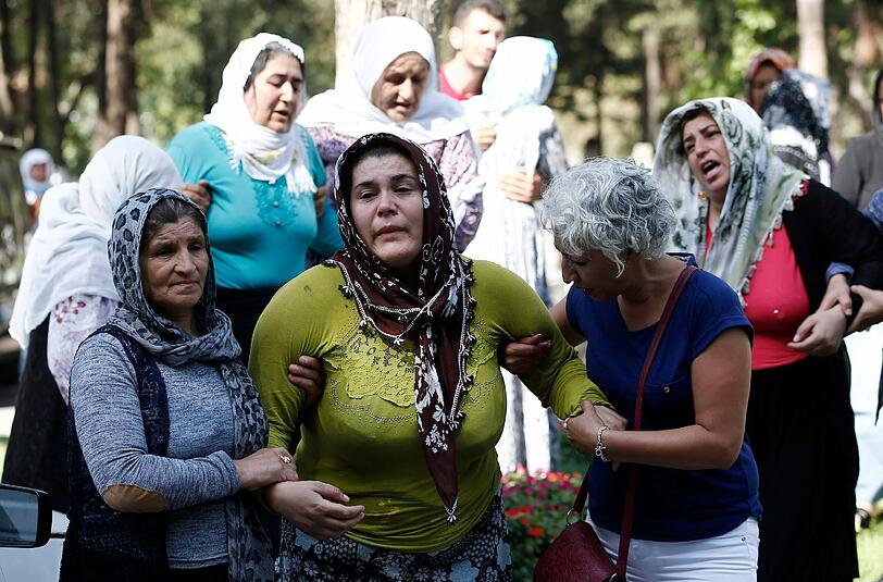 Schock in in der Großstadt Gaziantep: Ein Selbstmordattentäter stürmte eine Hochzeitsfeier - Angehörige trauern um die Toten.
