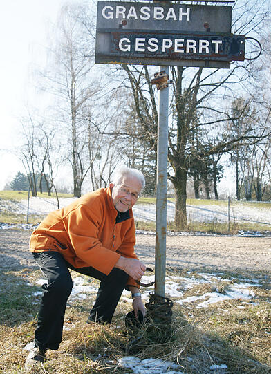 Die Trainingsbahn neben der Galopprennstrecke.
Verlorene Hufeisen werden ans Schild geklemmt.