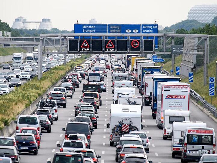 Zähfließender Verkehr herrscht auf der Autobahn A9 bei München. Der ADAC warnt vor großen Staus am kommenden Wochenende.
