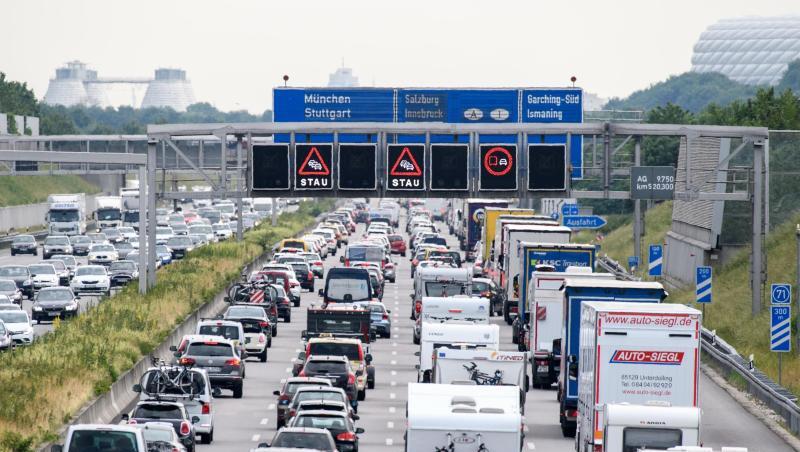 Zähfließender Verkehr herrscht auf der Autobahn A9 bei München. Der ADAC warnt vor großen Staus am kommenden Wochenende. Zähfließender Verkehr herrscht auf der Autobahn A9 bei München. Der ADAC warnt vor großen Staus am kommenden Wochenende.