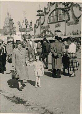 1956 auf der Wiesn vor dem Augustinerzelt. Schaut auch heute noch, wenn die Wiesn wieder mal stattfinden sollte, so aus.