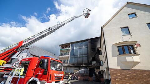 Die Feuerwehr l&ouml;scht einen Brand im Landkreis Coburg.