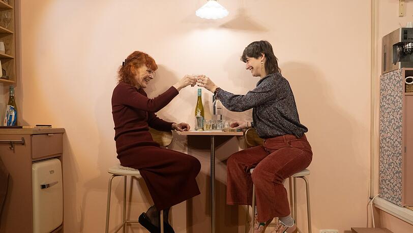 Mutter (Elisabeth Rass) & Tochter (Christina Matschoß) verhandeln in „Als hätte das was mit Liebe zu tun“ das Thema Ehe. Mutter (Elisabeth Rass) & Tochter (Christina Matschoß) verhandeln in „Als hätte das was mit Liebe zu tun“ das Thema Ehe.
