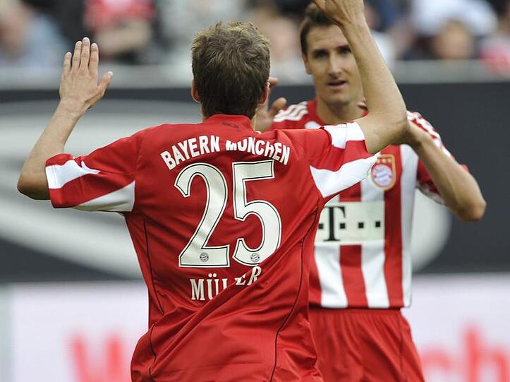 Torschütze Thomas Müller (l) bedankt sich bei Miroslav Klose für die Vorlage.