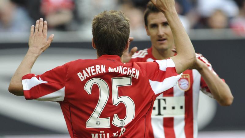 Torschütze Thomas Müller (l) bedankt sich bei Miroslav Klose für die Vorlage. Torschütze Thomas Müller (l) bedankt sich bei Miroslav Klose für die Vorlage.