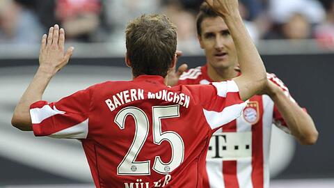Torschütze Thomas Müller (l) bedankt sich bei Miroslav Klose für die Vorlage.