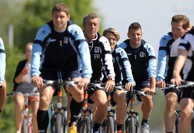 Angenommen, das Trainingslager der Löwen hätte einen Soundtrack - "Ja, mia san mitm Radl da" wäre das Lied zum dritten Tag in Neusiedl.