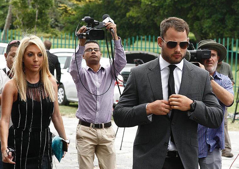 Mit dunkler Sonnebrille: Der Südamerikanische Rugby-Spieler Francois Hougaard (R)