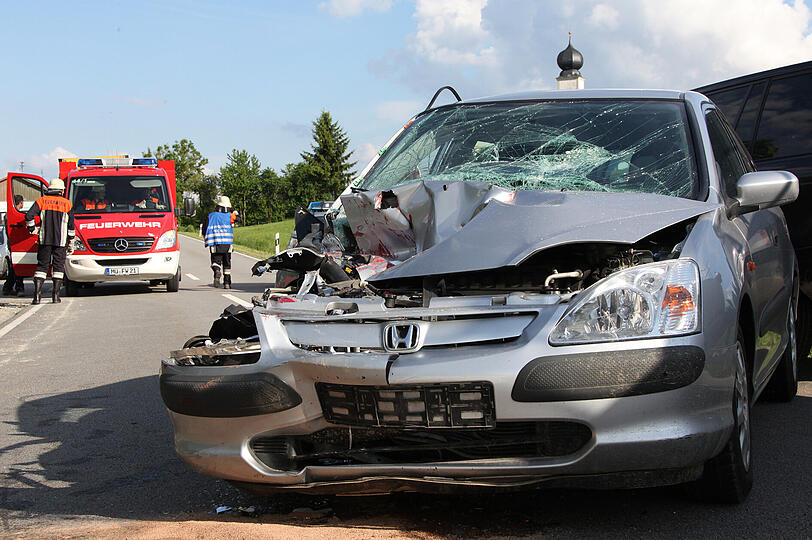 Heftiger Unfall: Ein Frau kracht in einen Traktoranhänger. Die Bilder!