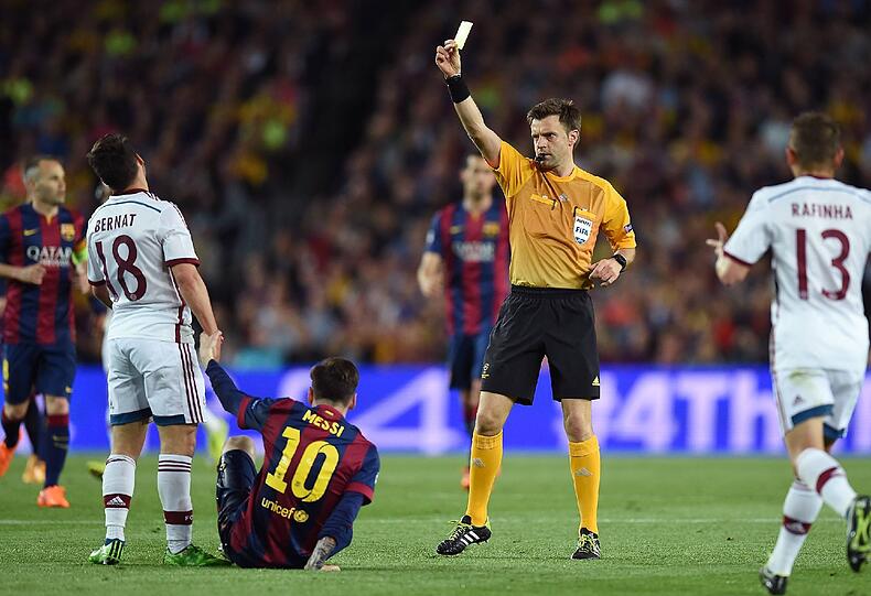 Auch Juan Bernat steht kurz vor einer Gelbsperre. Hier wird er im Spiel gegen Barcelona in der letzten Saison verwarnt.