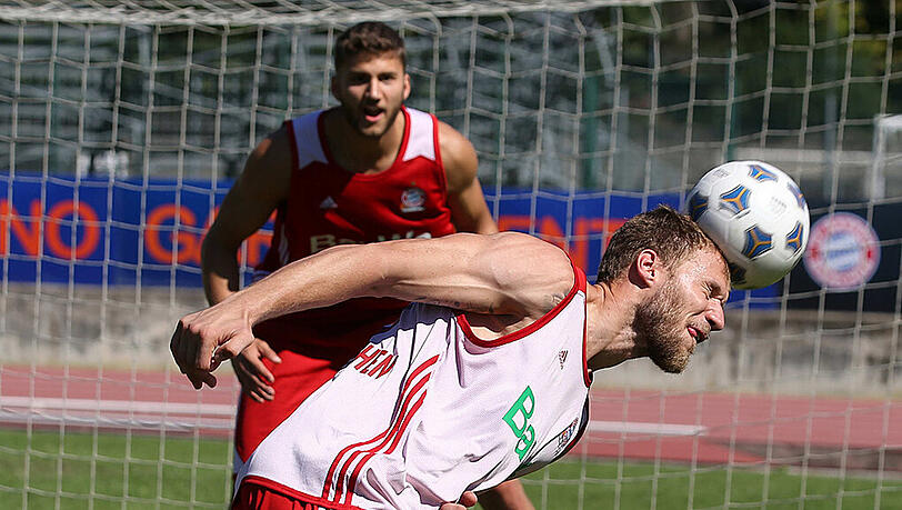 Fast so gut wie Lewandowski: Anton Gavel und die Basketballer der Bayern versuchten sich in Riva del Garda beim Fußball. Fast so gut wie Lewandowski: Anton Gavel und die Basketballer der Bayern versuchten sich in Riva del Garda beim Fußball.