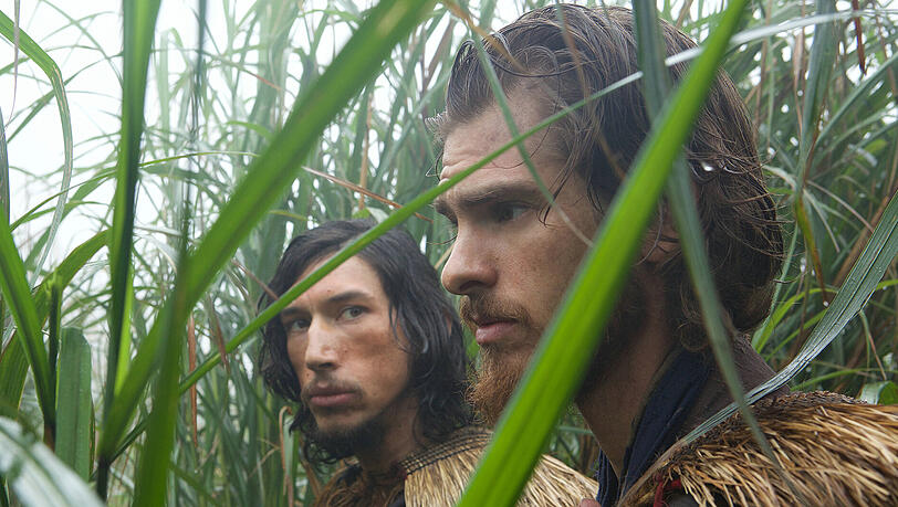 Padre Rodrigues (Andrew Garfield, rechts) und sein Mitstreiter Padre Garpe (Adam Driver) verstecken sich vor dem Inquisitor. Padre Rodrigues (Andrew Garfield, rechts) und sein Mitstreiter Padre Garpe (Adam Driver) verstecken sich vor dem Inquisitor.