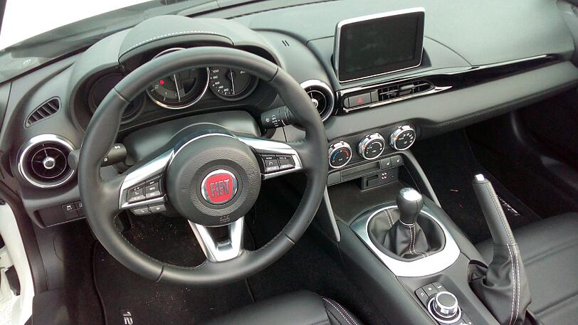 Im 124 Spider-Cockpit ist alles drin, was man für puren Fahrspaß braucht.