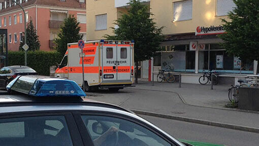Polizei und Rettung am Donnerstagmorgen vor der U-Bahn-Station Gern in der Weisenhausstraße. Polizei und Rettung am Donnerstagmorgen vor der U-Bahn-Station Gern in der Weisenhausstraße.