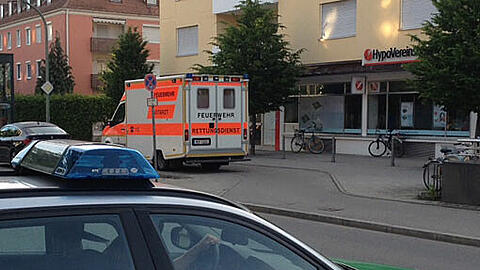 Polizei und Rettung am Donnerstagmorgen vor der U-Bahn-Station Gern in der Weisenhausstraße.