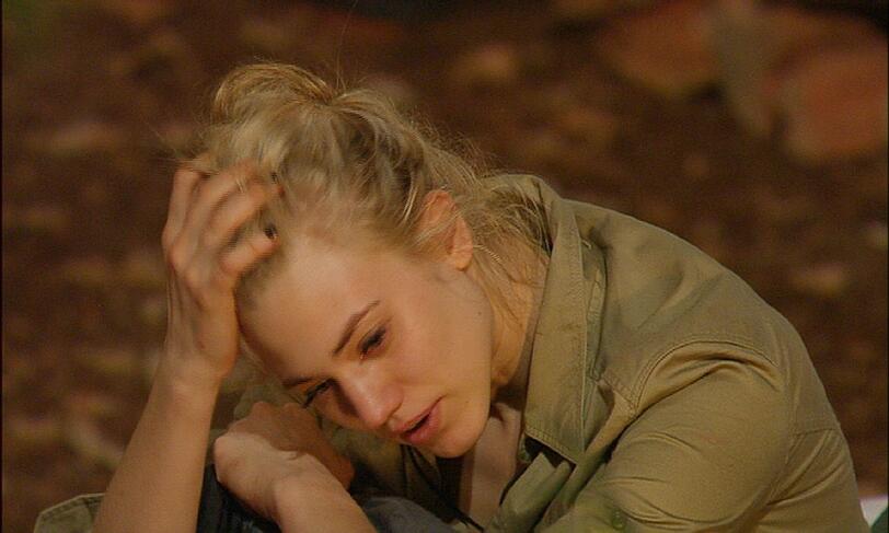 Larissa Marolt ist mal wieder mit den Nerven am Ende. Eine Spinne hat in der Nähe ihres Feldbettes ein Netz gesponnen. Sie fängt an zu weinen: 'Ich sehe hier auch Spinnen! Ich kann hier nicht schlafen.