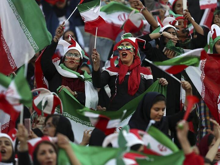 Iranische Frauen feiern auf der Tribüne im Asadi Stadion in Teheran den 14:0-Sieg ihrer Mannschaft.