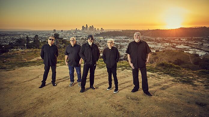 Die Band Los Lobos auf einem Hügel mit Blick auf Los Angeles. Der Bandleader Steve Berlin ist der Bärtige in der Mitte.