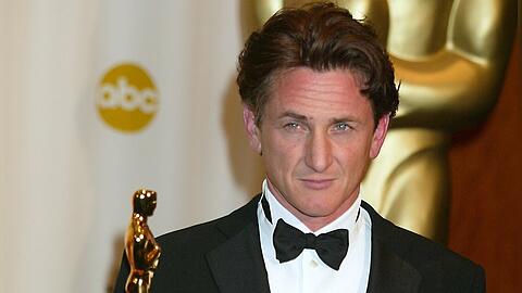 Für die Hauptrolle in "Mystic River" und in "Milk" erhielt Sean Penn 2004 und 2009 jeweils den Oscar. Über 13 Jahre später reicht er eine der begehrten Trophäen an den Präsidenten der Ukraine weiter.