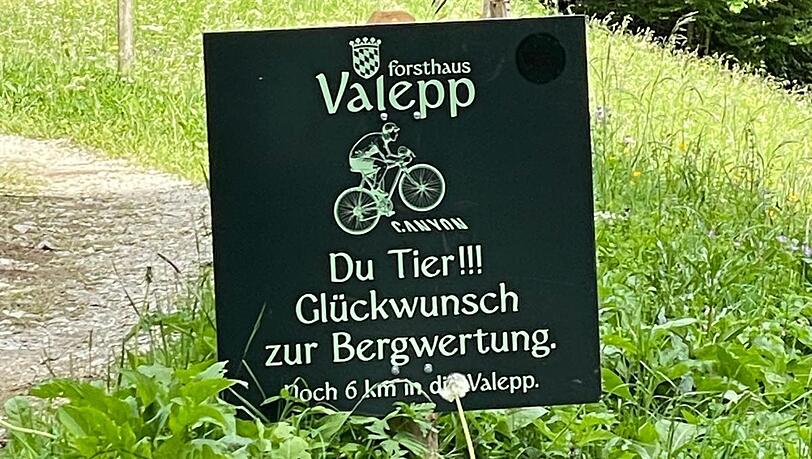Diese Schilder weisen Radfahrern auf dem Weg zum Forsthaus Valepp den Weg. Mittlerweile hängen sie nicht mehr unter Verkehrsschildern. Diese Schilder weisen Radfahrern auf dem Weg zum Forsthaus Valepp den Weg. Mittlerweile hängen sie nicht mehr unter Verkehrsschildern.