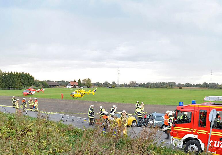 Die 63 Jahre alte Fahrerin eines Renault Clio wurde bei dem Aufprall in ihrem Fahrzeug eingeklemmt.