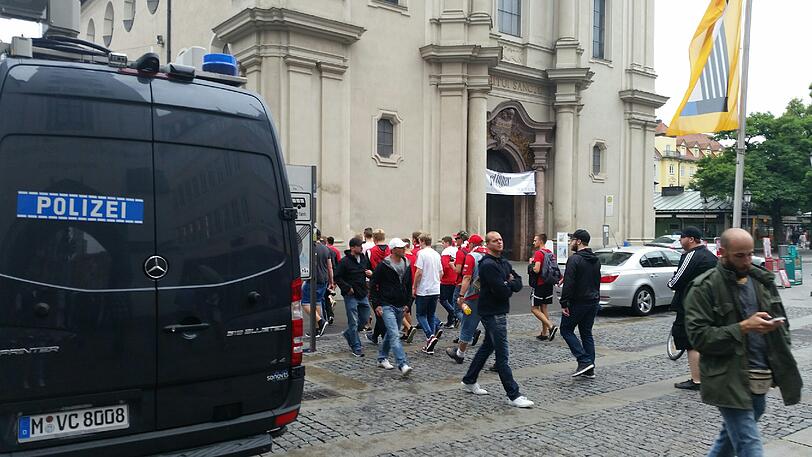 Derby-Stimmung in München: Unter Beobachtung der Polizei versammelten sich die Bayernfans am Vormittag im Tal. Vor dem Grünwalder Stadion kamen die Löwenfans dazu. Rund Tausend Polizisten sind im Einsatz.